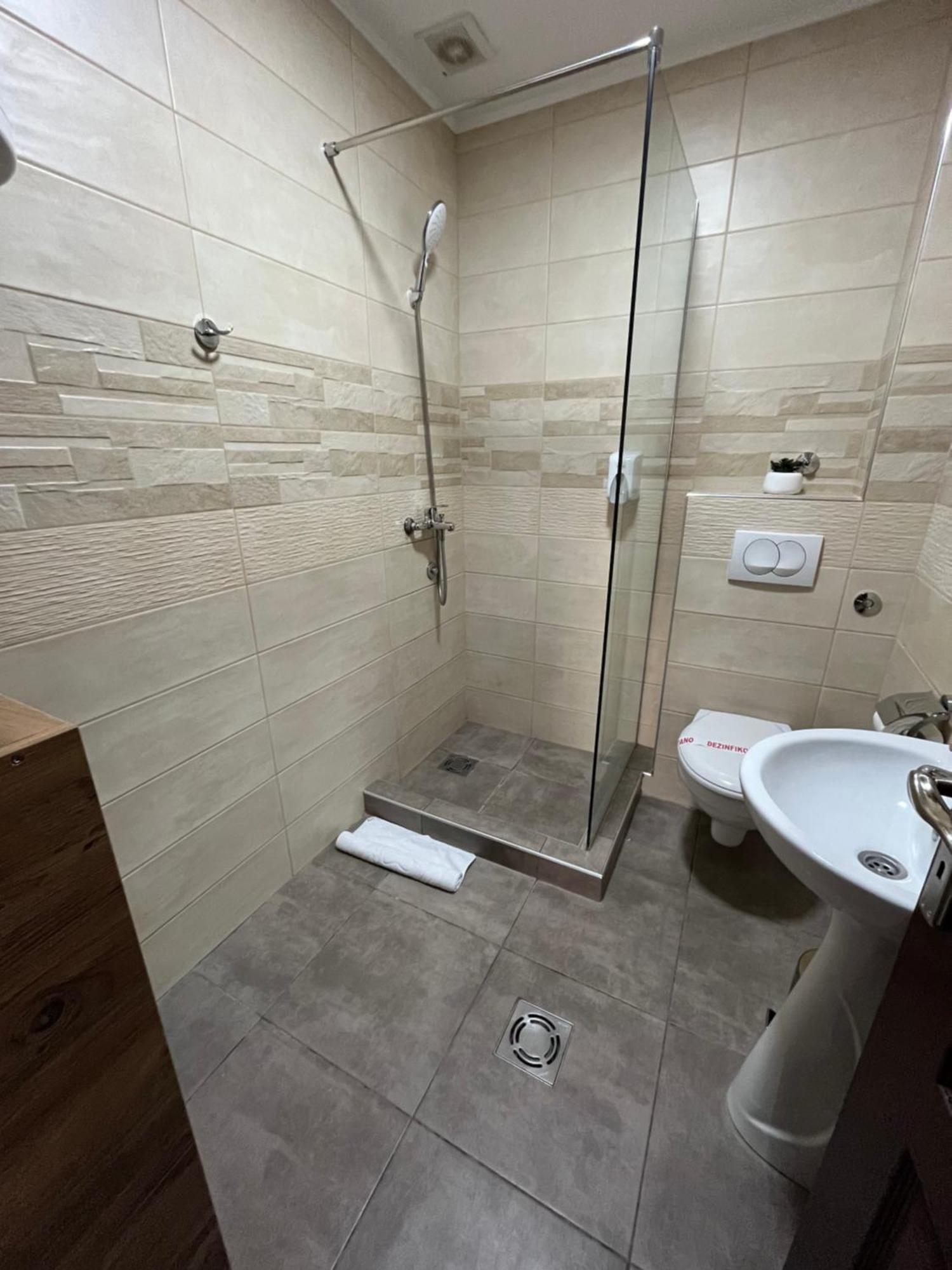 Airport Sky Apartments Lux Белград Екстериор снимка