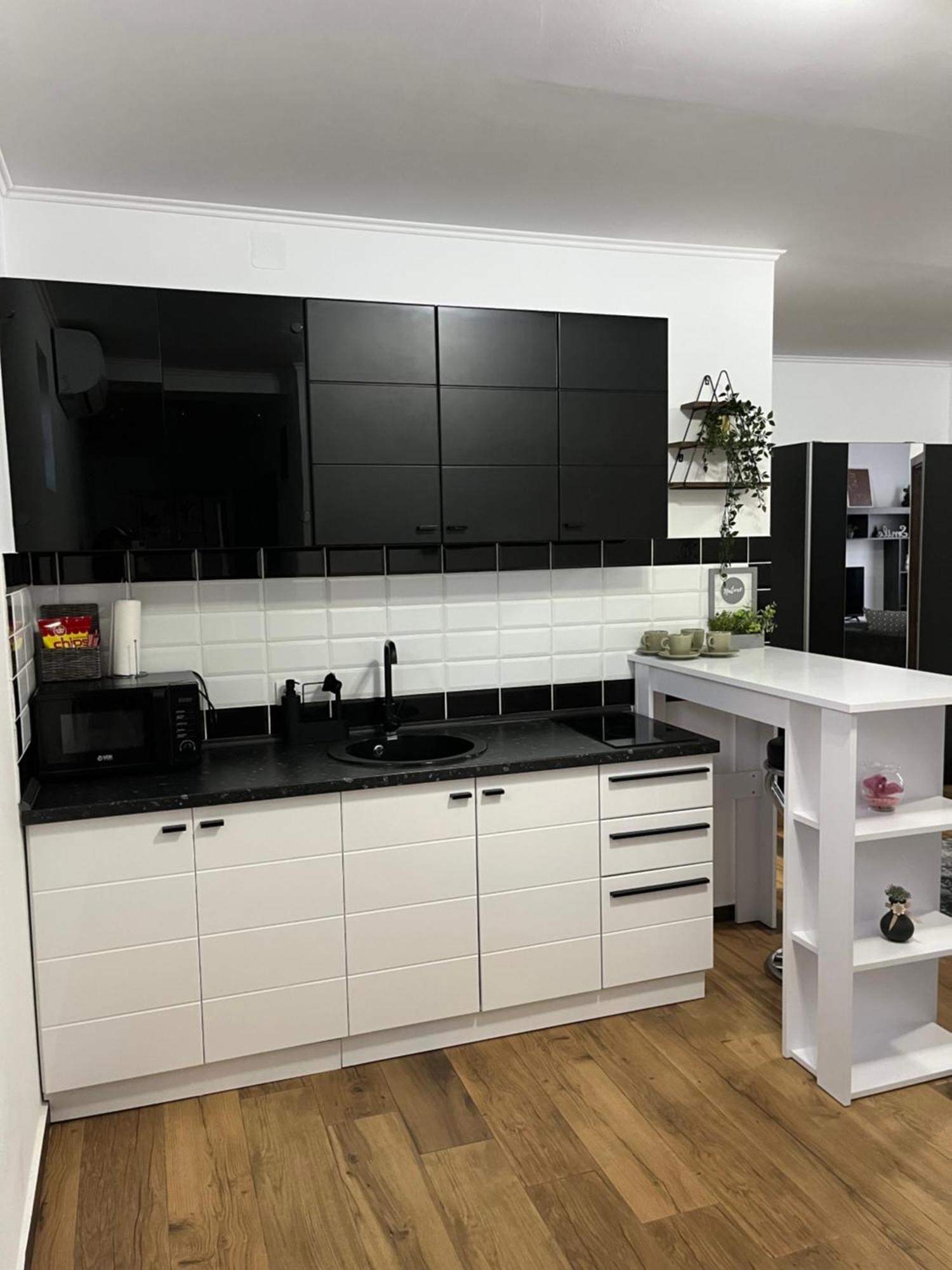 Airport Sky Apartments Lux Белград Екстериор снимка