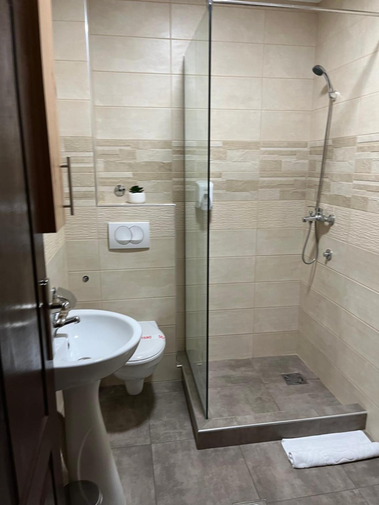 Airport Sky Apartments Lux Белград Екстериор снимка