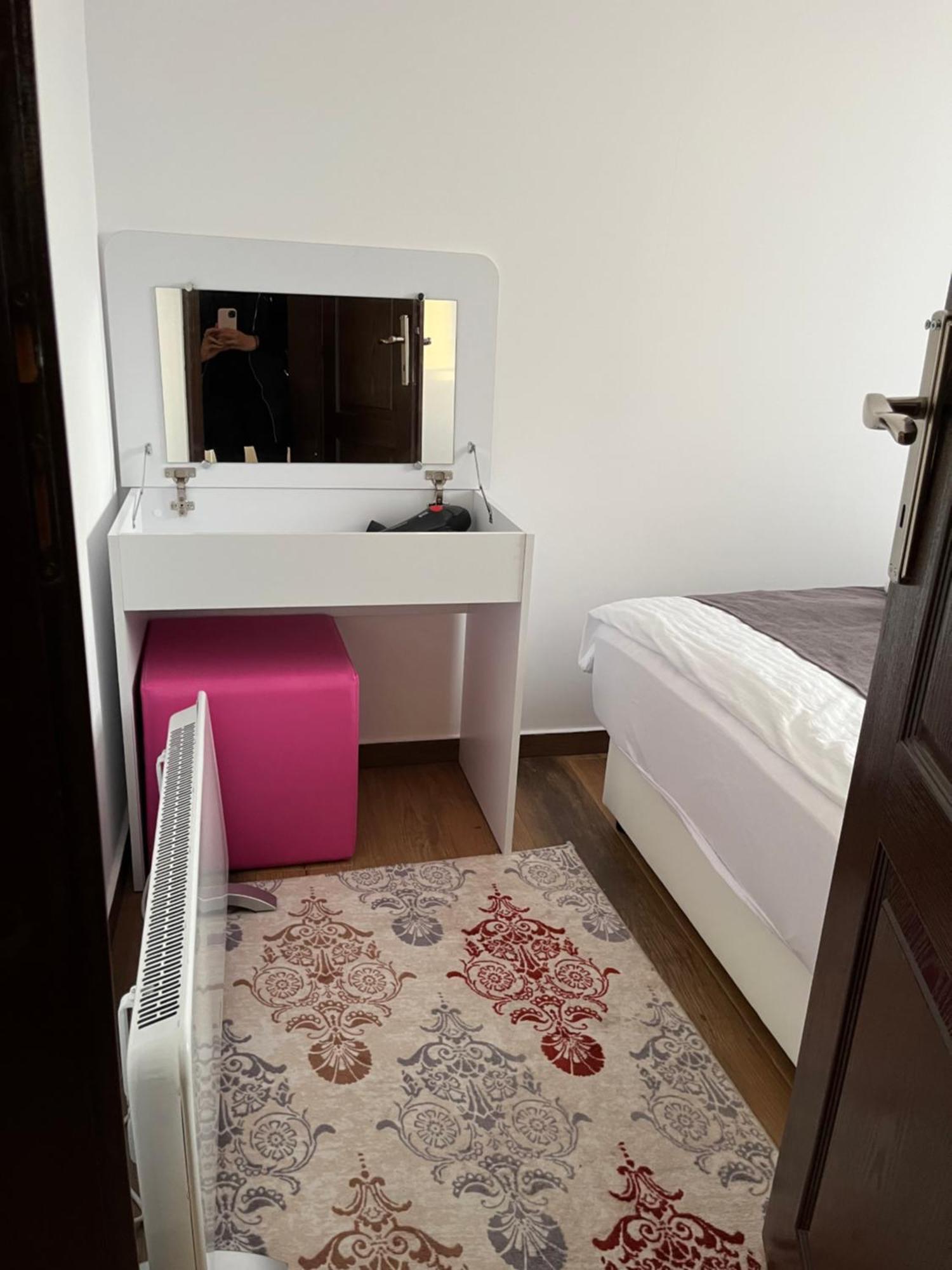 Airport Sky Apartments Lux Белград Екстериор снимка
